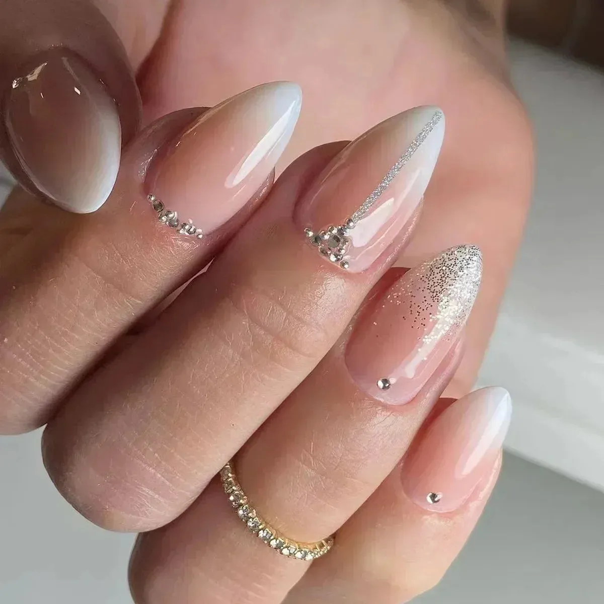 24pcs Wearable Short Round Head False Nails Sparkling French Designs Full Cover Almond fake nails with glue Press On nails tips