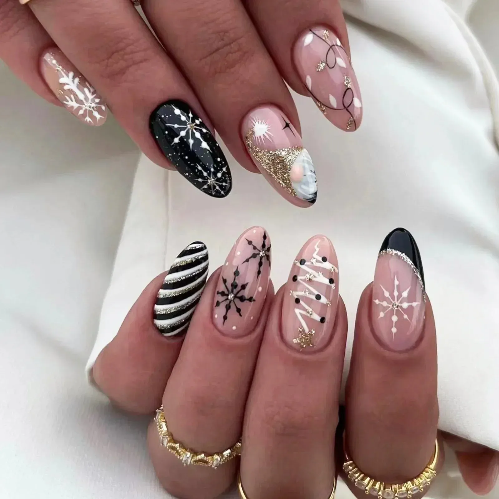 24pcs Wearable Short Round Head False Nails Sparkling French Designs Full Cover Almond fake nails with glue Press On nails tips