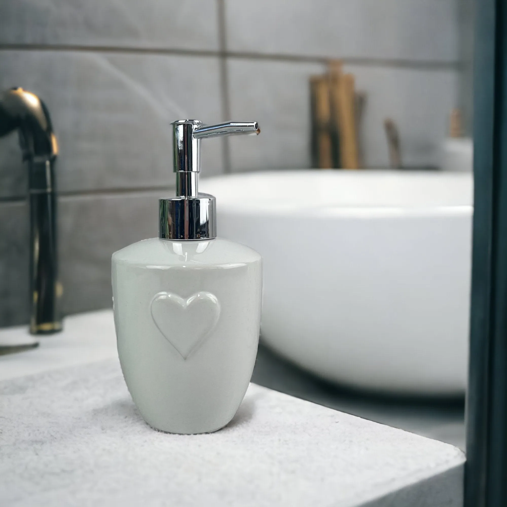 4-Piece White Heart Ceramic Bathroom Collection: Soap Dish, Soap Dispenser Toothbrush Holder, Tumbler