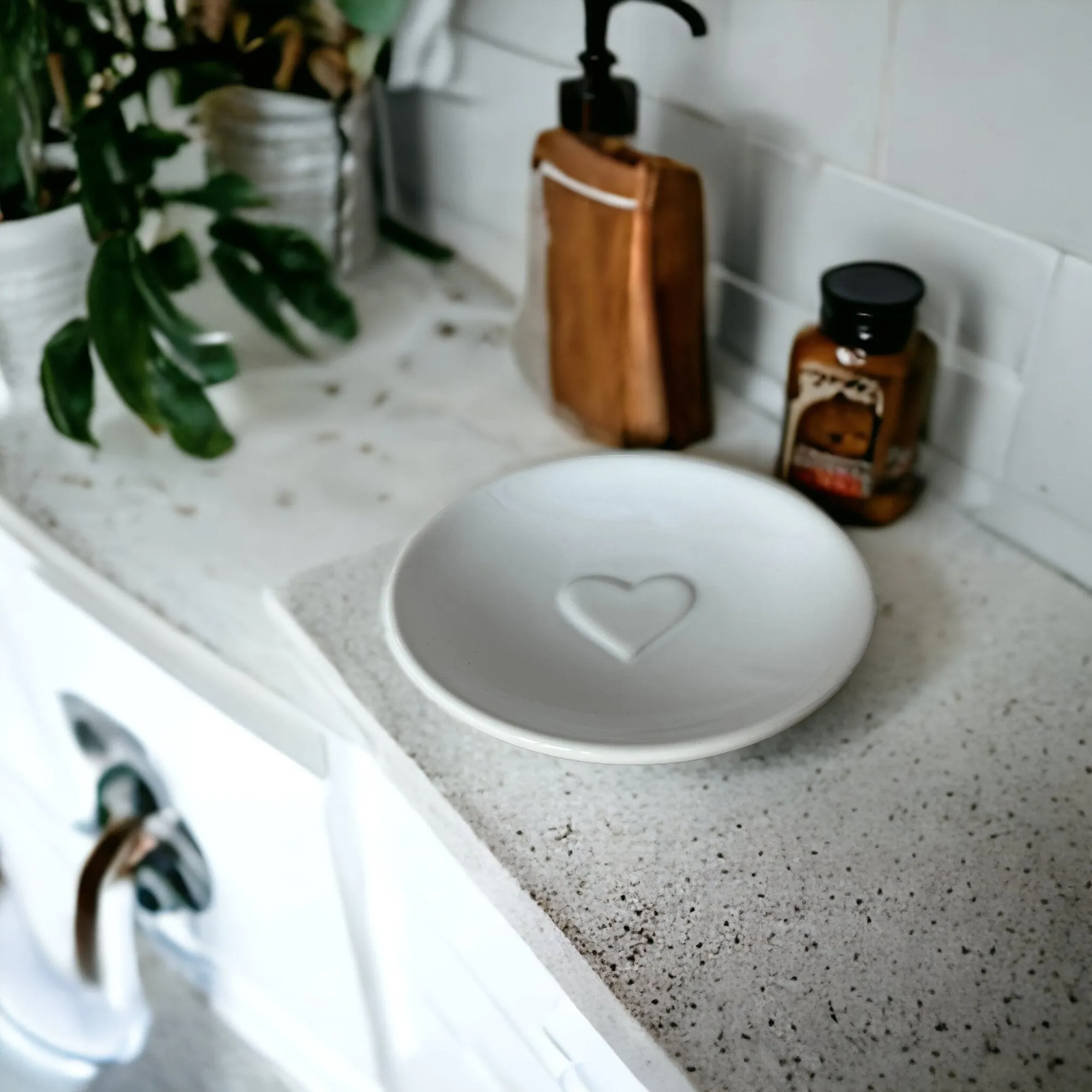 4-Piece White Heart Ceramic Bathroom Collection: Soap Dish, Soap Dispenser Toothbrush Holder, Tumbler