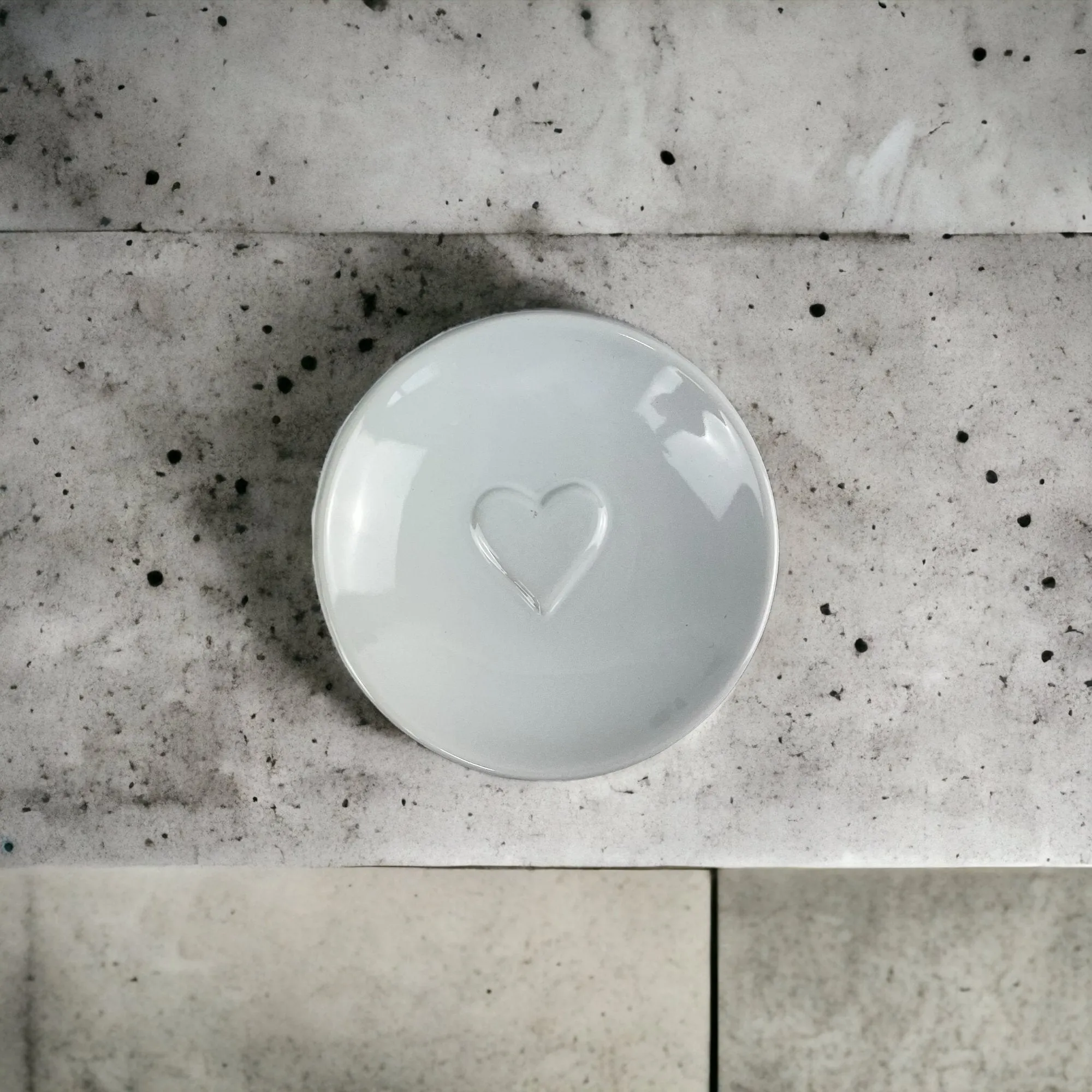 4-Piece White Heart Ceramic Bathroom Collection: Soap Dish, Soap Dispenser Toothbrush Holder, Tumbler