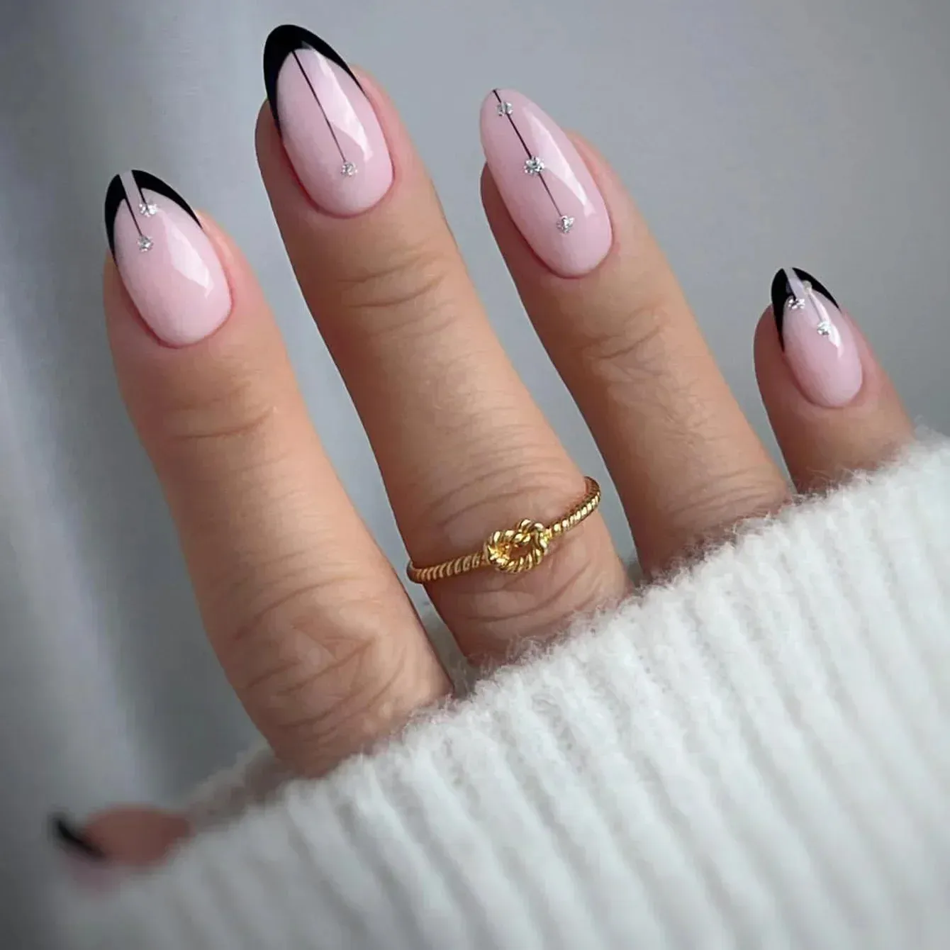 Aiertu 24Pcs Simple Green French False Nails Short Almond Fake Nails with Wave Line Design Wearable Round Head Press on Nail Tips