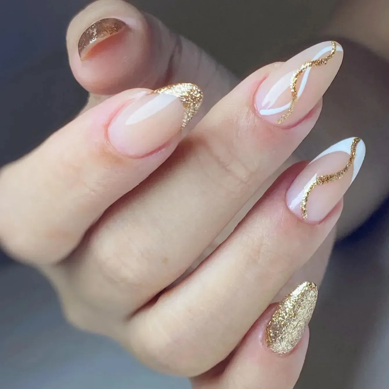Aiertu 24Pcs Simple Green French False Nails Short Almond Fake Nails with Wave Line Design Wearable Round Head Press on Nail Tips