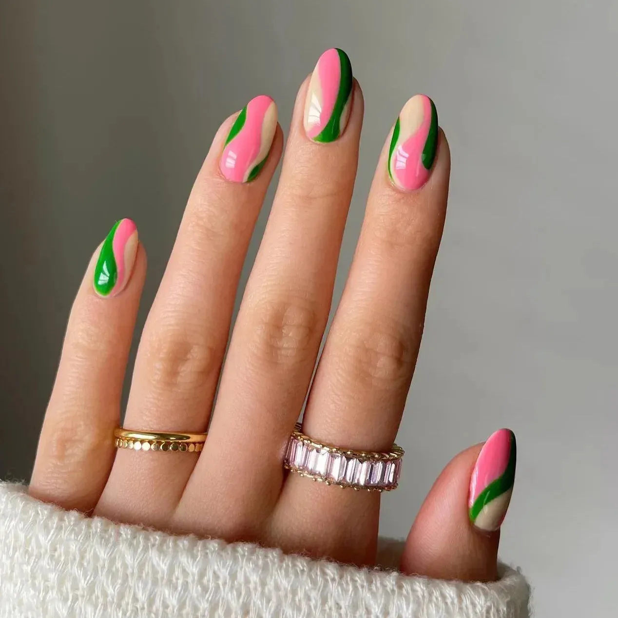 Aiertu 24Pcs Simple Green French False Nails Short Almond Fake Nails with Wave Line Design Wearable Round Head Press on Nail Tips
