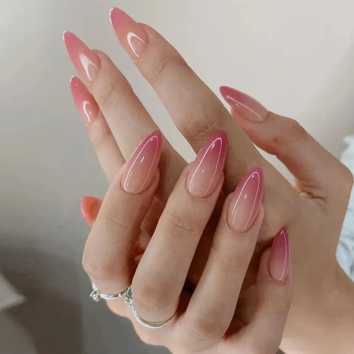 Aiertu 24Pcs Simple Green French False Nails Short Almond Fake Nails with Wave Line Design Wearable Round Head Press on Nail Tips