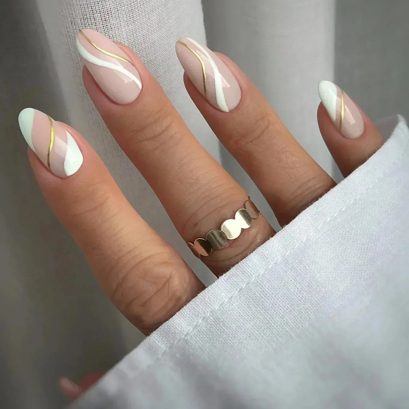 Aiertu 24Pcs Simple Green French False Nails Short Almond Fake Nails with Wave Line Design Wearable Round Head Press on Nail Tips
