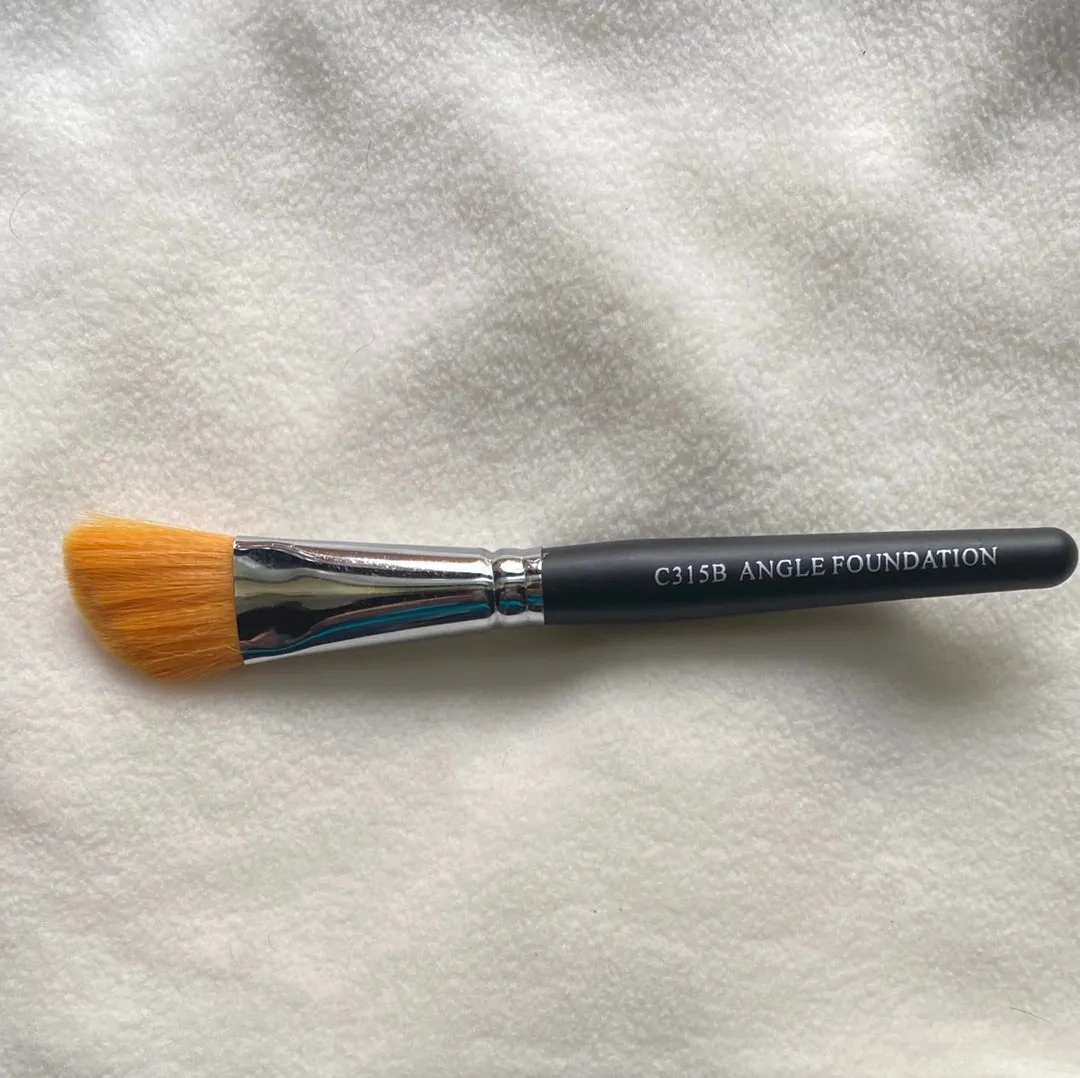 Angle Foundation Brush   (C315B)