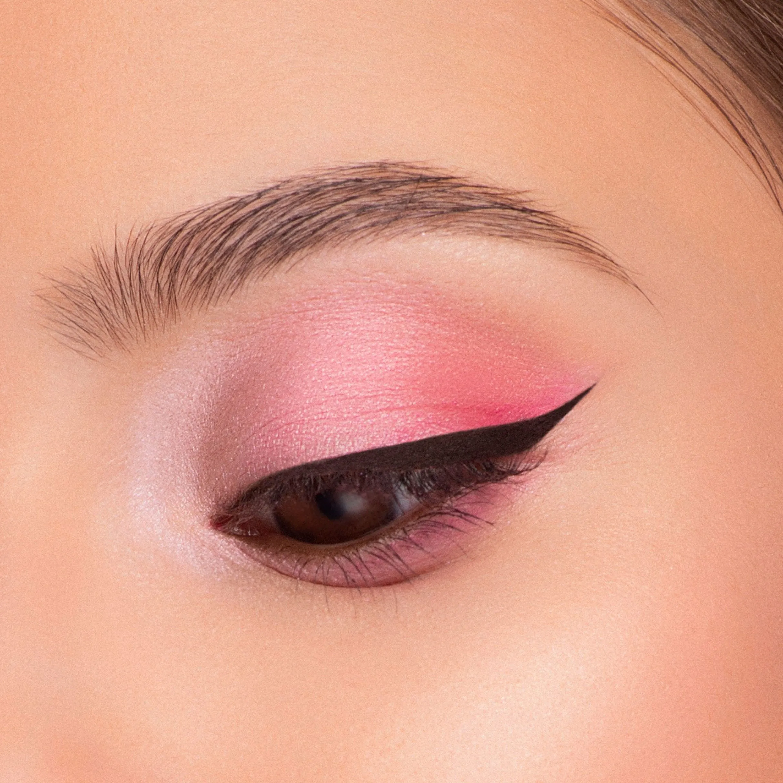 Angled felt tip eyeliner