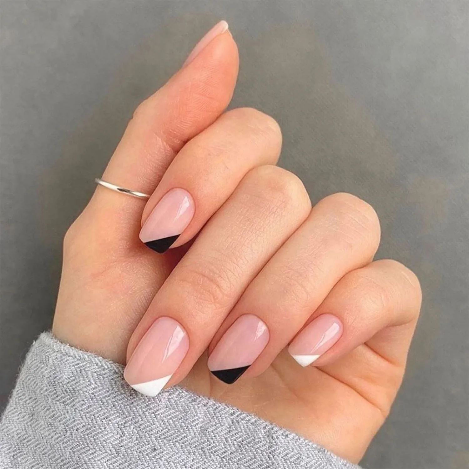Flytonn 24Pcs Naked Pink French White Side False Nails Short Simple Nail Art Beauty Press On Fake Nails Full Cover Artificial Nails Tips